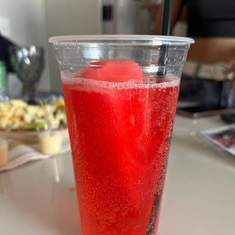 copão de gin invictus melancia, gelo de malancia e energético vibe de melancia
