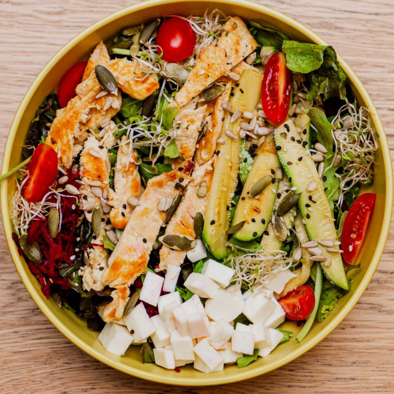 Ensalada de pollo y queso panela