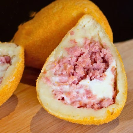 Deliciosa massa caseira temperadinha e empanada, caprichada no recheio.