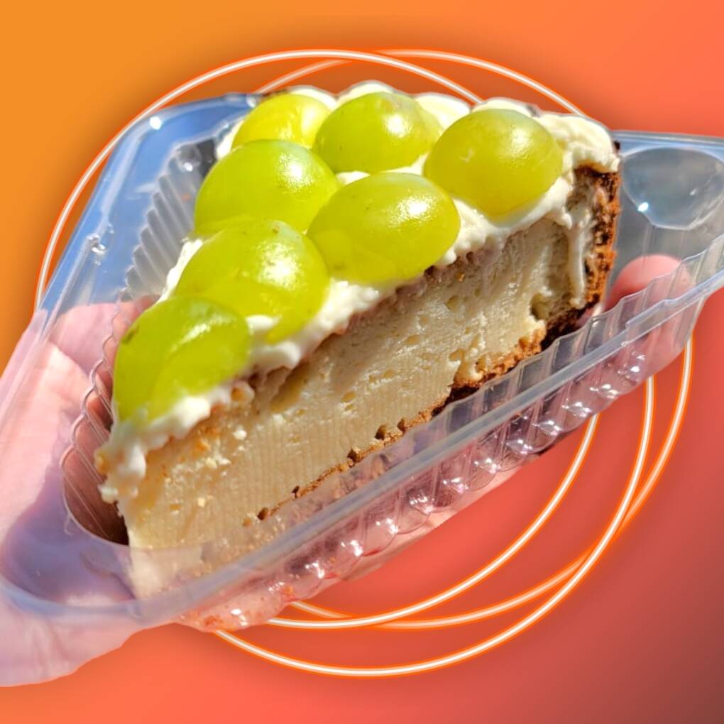 Rebanada de Pay de Queso con Uvas Verdes