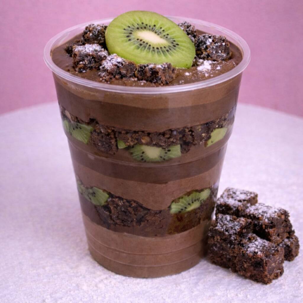 Camadas irresistíveis super cremoso, ganache de chocolate, pedaços de brownie macio e fatias frescas de kiwi, criando uma combinação perfeita entre o chocolate intenso e o toque refrescante da fruta. Finalizado com brownie, kiwi Uma sobremesa rica, cremosa e surpreendente, feita para quem ama chocolate com frutas!