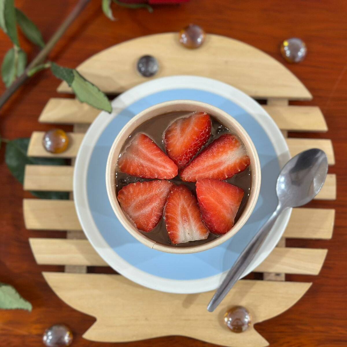 Cuchareable Torta de Chocolate con Fresas - 12 Oz