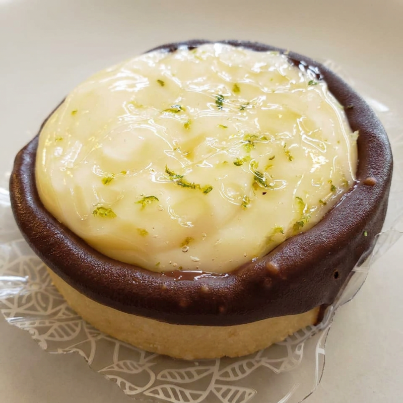 Delicioso recheio de mousse de limão siciliano, ganache de chocolate meio amargo nas bordas
