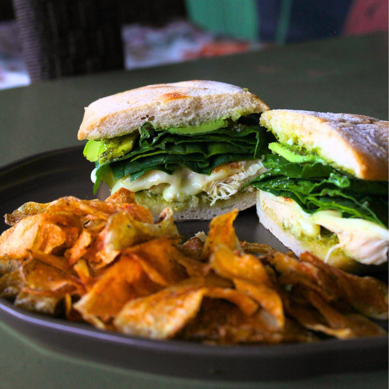 Panini de Pollo al Pesto + Papas Chips