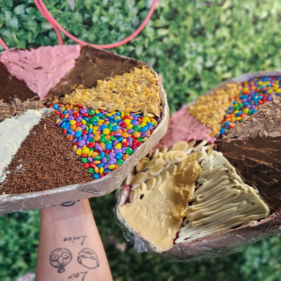2 pizzas 16 sabores granulado, 2x sucrilhos, confete, banana, 2x mousse morango, coco ralado, chantilly,, amendoim, dadinho, 2x granola, mousse de chocolate, creme de avelã, paçoca