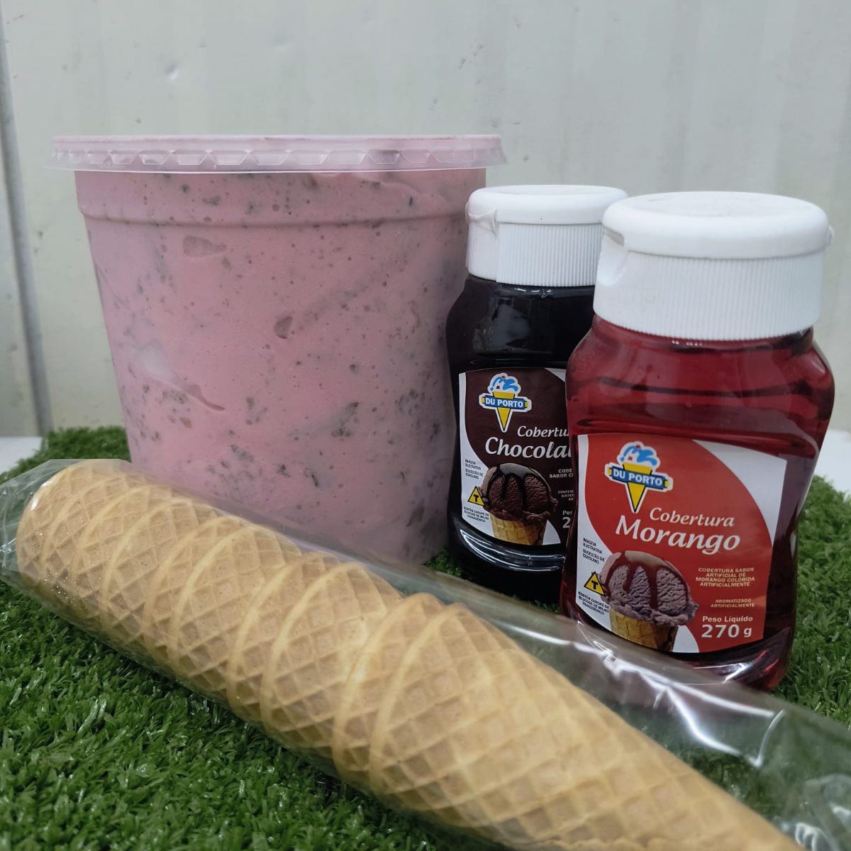 Escolha um Sabor de Sorvete 2L + um sabor de Cobertura + um pacote de casquinha.