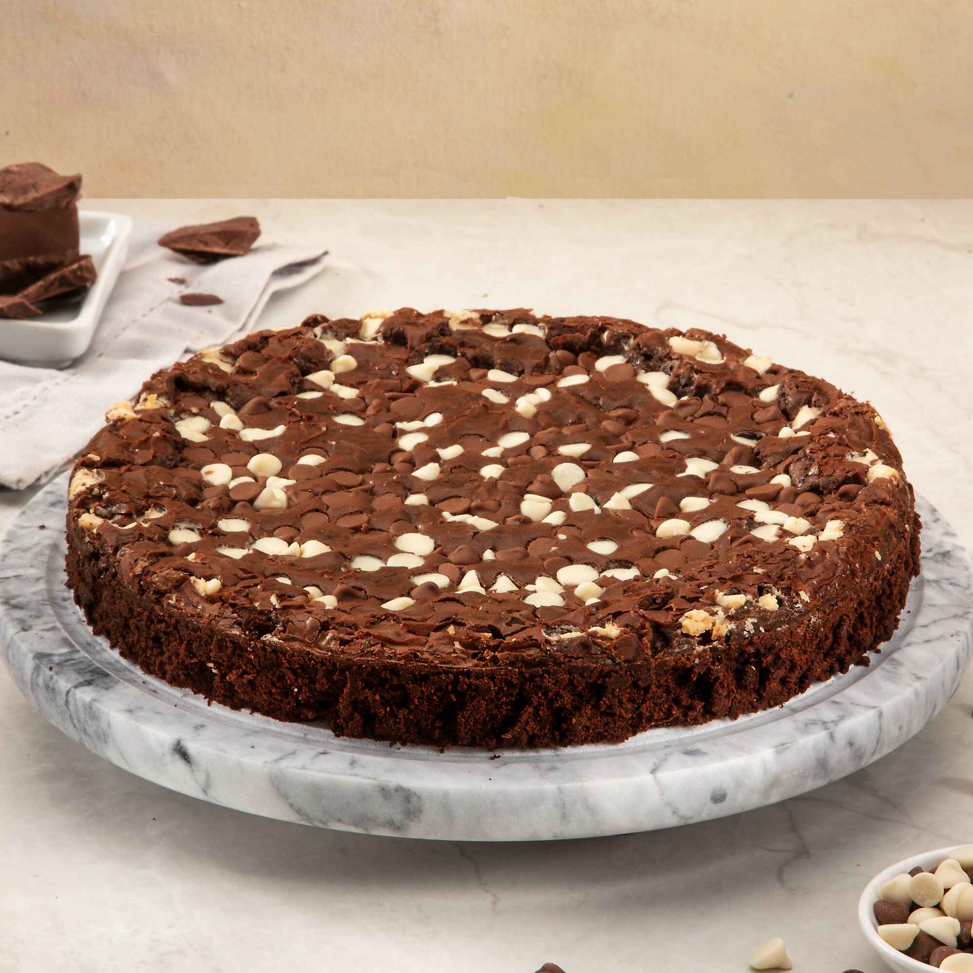 Brownie denso e úmido, com gotas de chocolate branco e ao leite.
Imagem meramente ilustrativa.
Serve até 16 fatias.