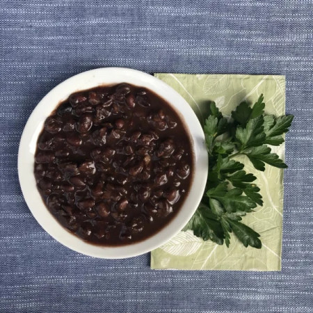 Porção de 100g de feijão fresquinho, preparado com temperos caseiros e cozido no ponto certo. Ideal para acompanhar qualquer prato com sabor e tradição.