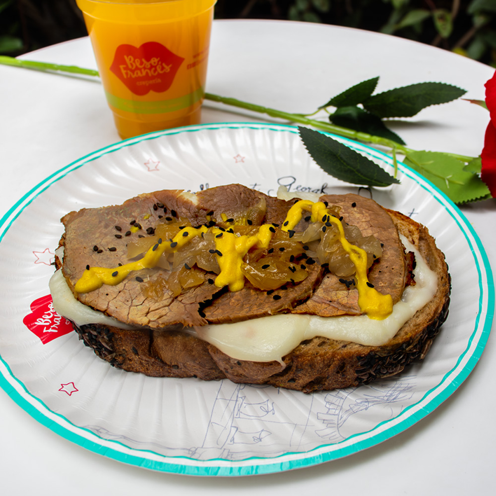 Tostón Roastbeef, Queso, Cebolla, Most.