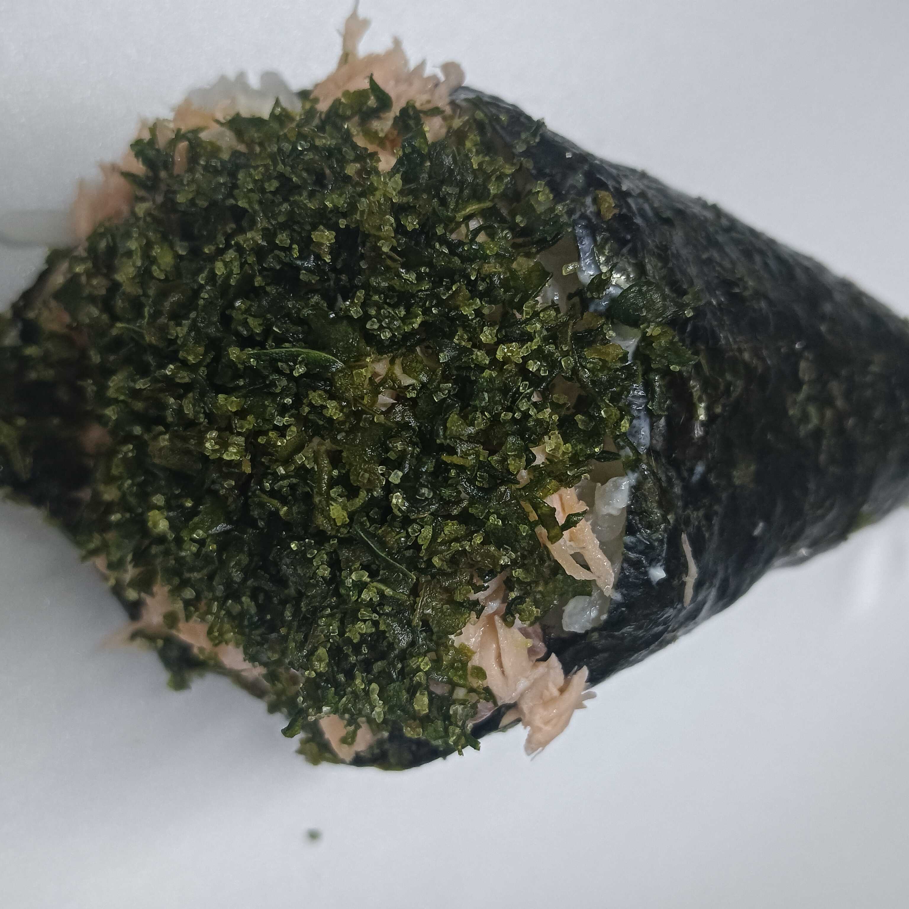 (ARROZ, ALGA, SALMÃO GRELHADO, COUVÉ FRITO, CREAM CHEESE E CEBOLINHA)