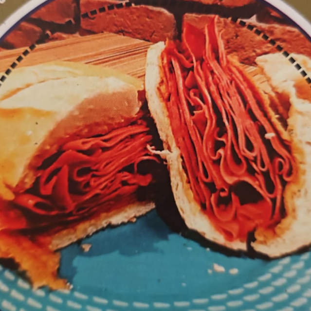 Pão francês recheado com 10 fatias de mortadela defumada gourmet e 2 fatias de queijo prato tipom lanche