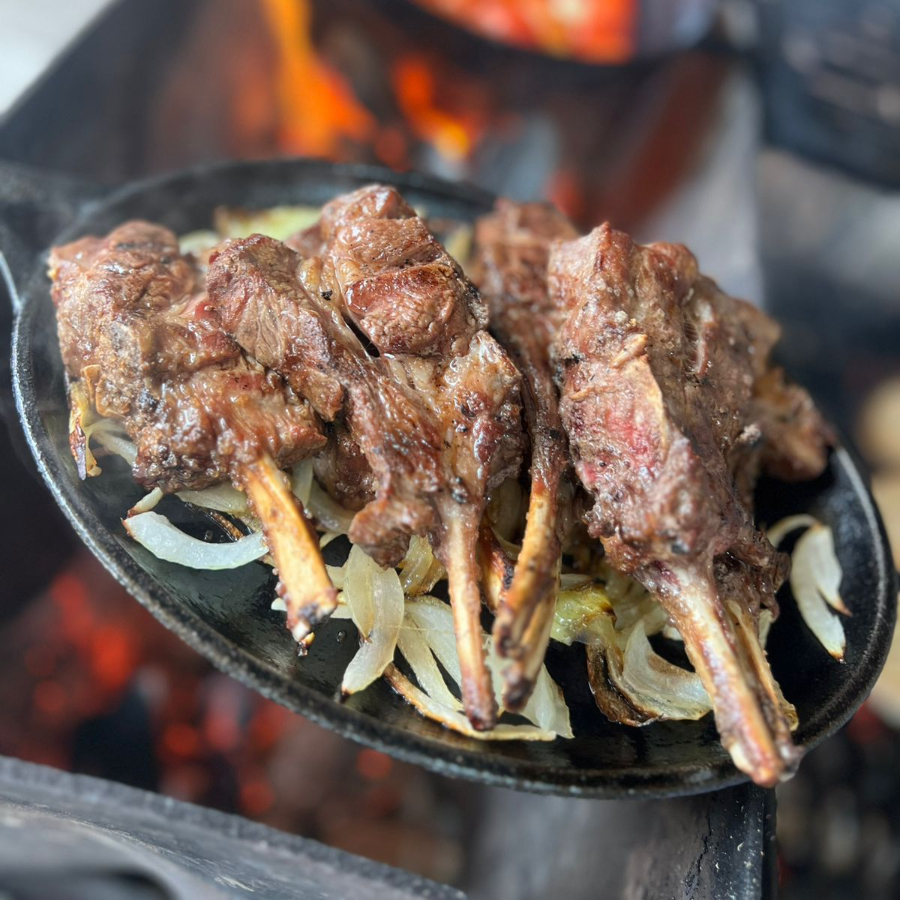 A nobreza do Cordeiro em sua melhor versão, carré curto assado na parrilla acompanhado com mandioca temperada da casa.