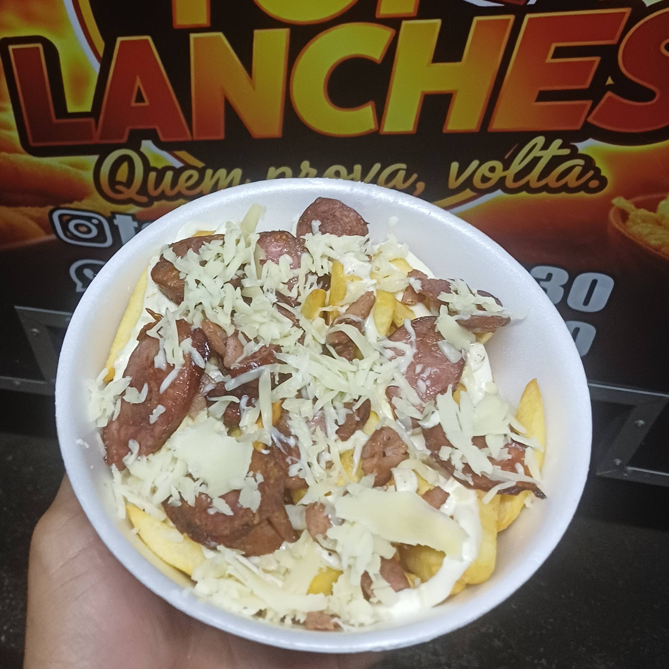 molho de queijo, bacon calabresa e muçarela