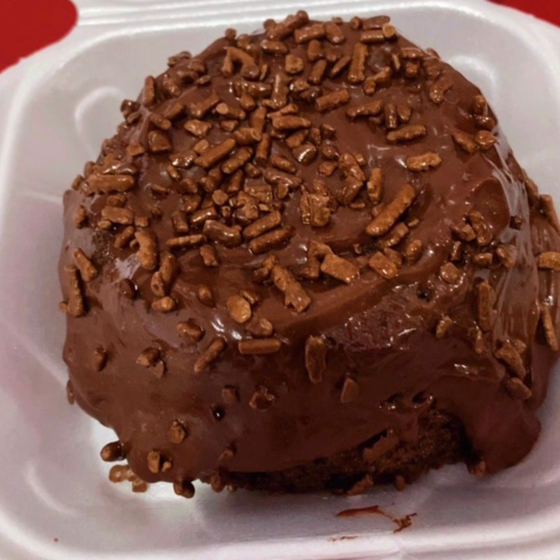 Massa macia e fofinha , nosso mini bolo vulcão é uma explosão de sabor, coberto com brigadeiro 50% cacau.