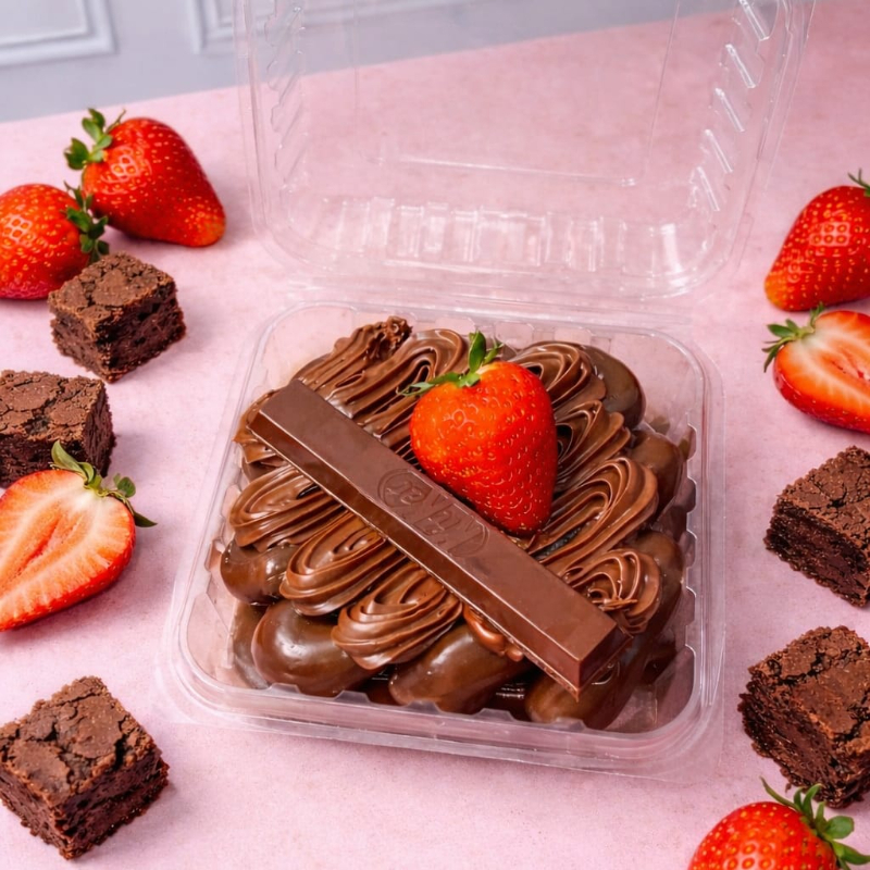 Uma sobremesa irresistível para quem ama chocolate! Pedaço generoso de brownie super macio, cobertos com brigadeiro gourmet de chocolate cremoso, finalizados com uma camada generosa de Nutella, um Kit Kat crocante e morango fresco para dar aquele toque especial e equilibrar o doce. Perfeita para matar a vontade de chocolate e transformar qualquer momento em uma experiência deliciosa!