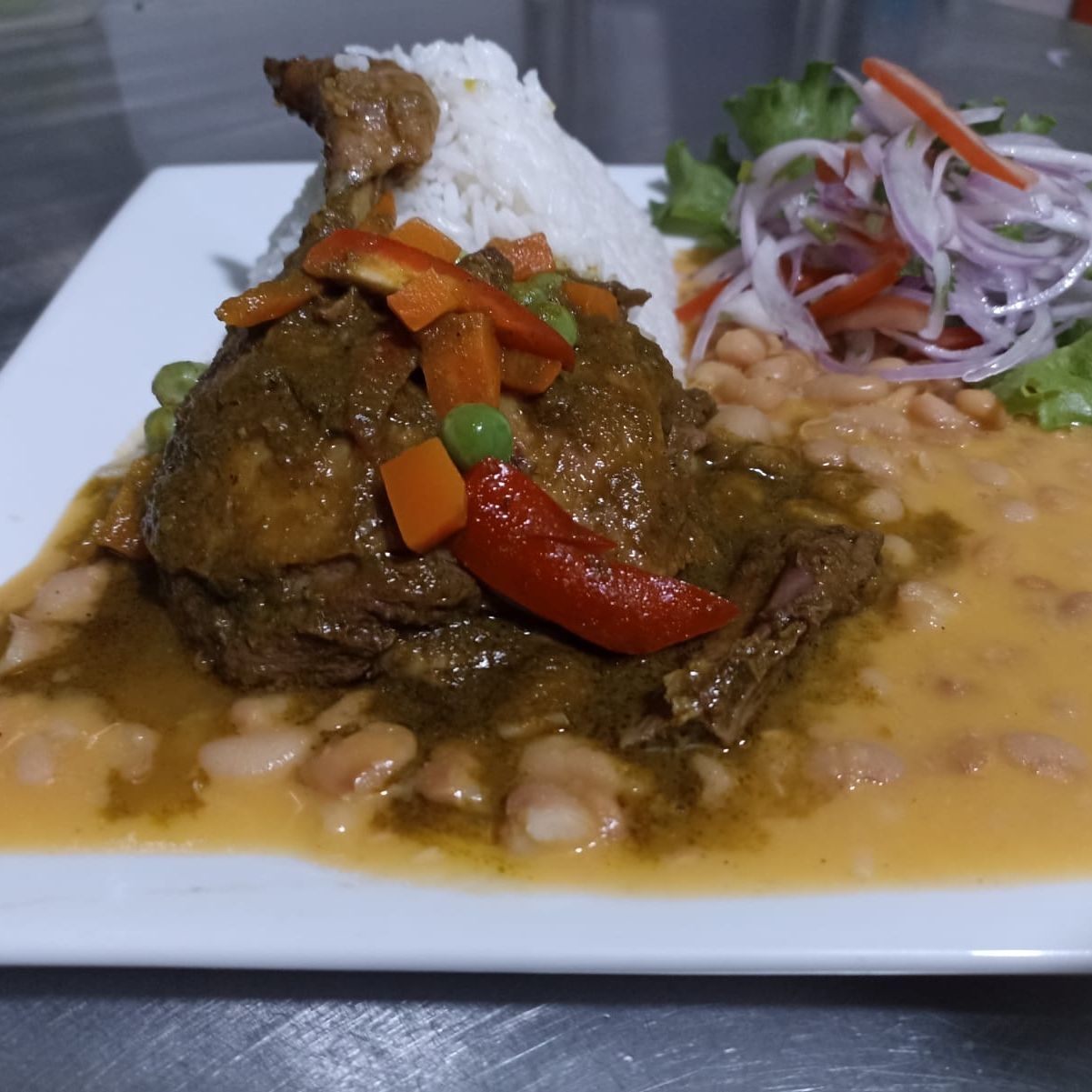 Seco de Pato con Frijoles + Inca Kola 600 Ml
