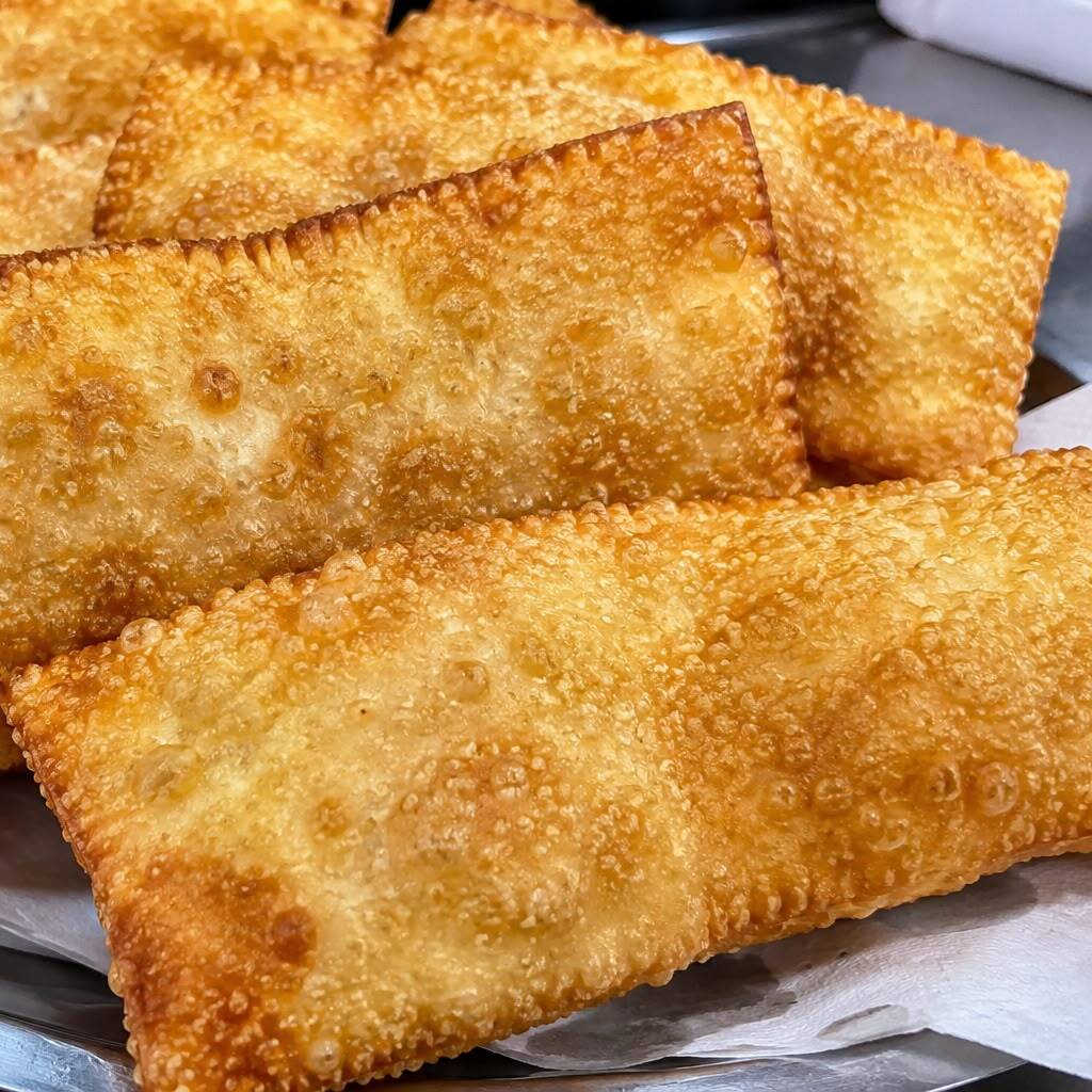 Escolha sua combinação favorita e aproveite um pastel quentinho, crocante e preparado na hora, com recheio delicioso em cada mordida. Perfeito para matar a fome e deixar seu dia mais gostoso! 🥟🔥