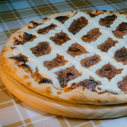 Essa combinação é pura sofisticação! O cream cheese traz uma leve acidez que quebra o doce intenso do creme de avelã, criando uma experiência digna de confeitaria fina. Aqui estão as opções para o seu cardápio: Opção 1: Premium (Ideal para destacar o requinte) Pizza de Avelã com Cream Cheese Uma experiência gastronômica única: nossa massa artesanal coberta com uma camada aveludada de legítimo creme de avelã e toques generosos de cream cheese cremoso. O equilíbrio perfeito entre o doce e o levemente ácido. Opção 2: Moderna e Irresistível (Foco na textura) Velvet Hazelnut Para quem ama texturas: a cremosidade irresistível do creme de avelã encontra a suavidade do cream cheese sobre uma massa quentinha e crocante. Uma sobremesa moderna que vai surpreender seu paladar. Opção 3: Direta e Objetiva (Estilo Delivery) Avelã Especial Massa fresquinha, muito creme de avelã e finalização com cream cheese original. Cremosa, rica em sabor e impossível de comer apenas um pedaço.
