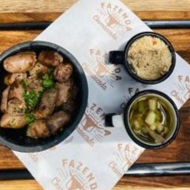 Coração de frango marinado e grelhado na brasa, servido com farofa da fazenda e vinagrete.