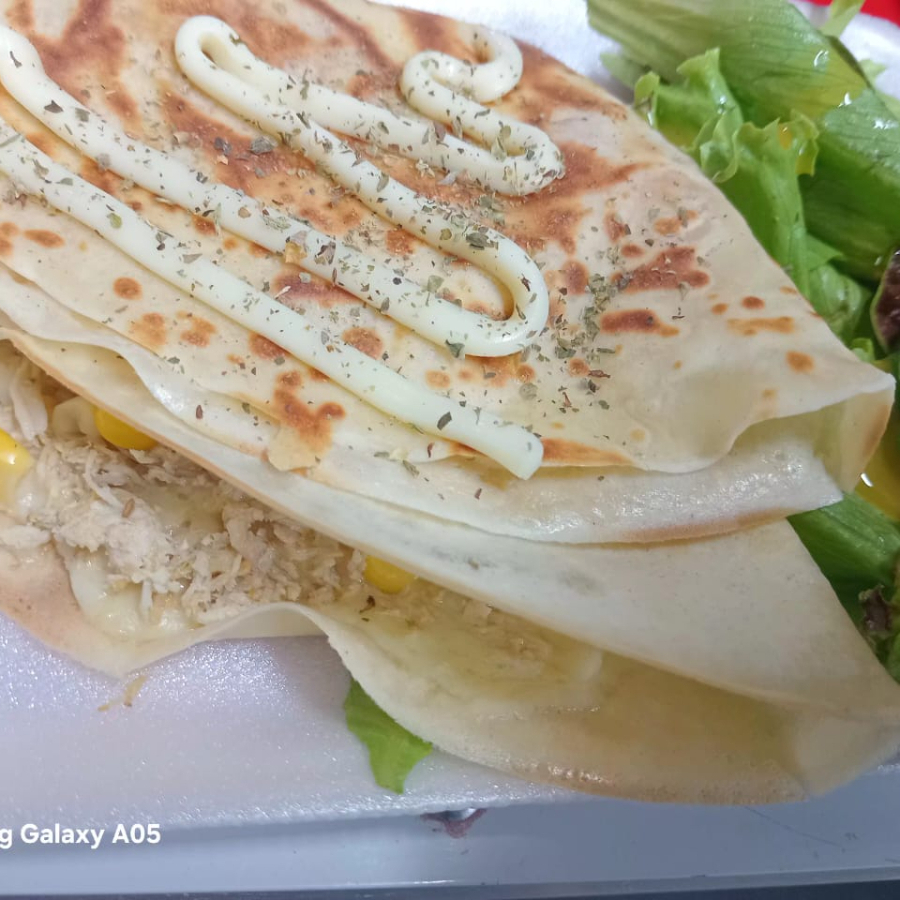 Mussarela, frango desfiado, azeitona, milho, orégano. Acompanha salada de folhas , pepino japonês e molho.