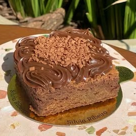 Brownie de chocolate belga com cobertura de brigadeiro belga. Mais perfeito ainda aquecendo por 15s no microondas. Obs. 1: não alteramos nenhum produto ou retiramos/adicionamos ingrediente. Obs. 2: produto de consumo imediato. Obs. 3: alguns produtos podem vir com vencimento do mesmo Dia.