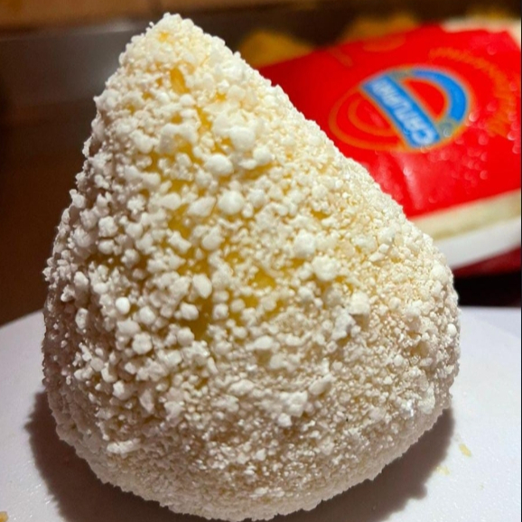 Coxinha Sertaneja Uma releitura cheia de sabor da tradicional coxinha! Preparada com massa leve de batata, recheada com carne seca desfiada e bem temperada, combinada com a doçura da banana-da-terra e o toque irresistível do queijo mussarela derretido. Finalizada com empanado crocante, é uma explosão de sabores que remetem à culinária regional e conquistam em cada mordida. ✨ A Coxinha Sertaneja é perfeita para quem busca uma experiência autêntica, misturando tradição e inovação em um só lanche.