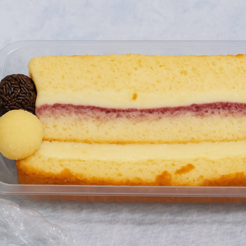 uma massade baunilha super fofinha com um incrivel brigadeiro de ninho e com um toque especial nossa geleia de morango artesanal