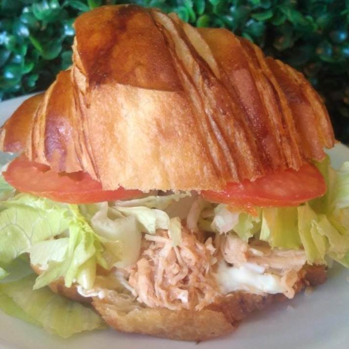 Croissant Artesanal com recheio de frango, queijo mussarela e alface e tomate