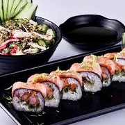 10 Hossomakis recheados com camarão e cream cheese, finalizado com salmão por cima. Uma mistura perfeita de sabor!