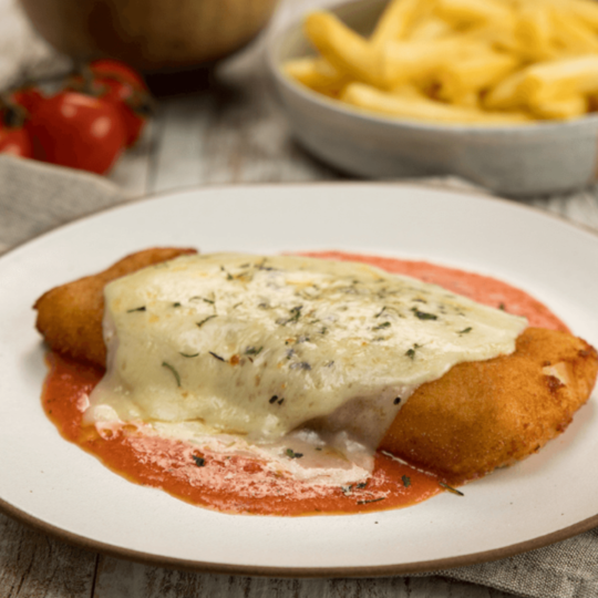 Filé de peixe cuidadosamente empanado, frito no ponto certo e finalizado com molho de tomate encorpado e queijo derretido, formando uma combinação irresistível. Um prato leve, saboroso e muito bem preparado, ideal para quem aprecia uma refeição equilibrada, com apresentação profissional e aquele sabor que conquista na primeira garfada, servido com arroz, feijão, farofa e salada