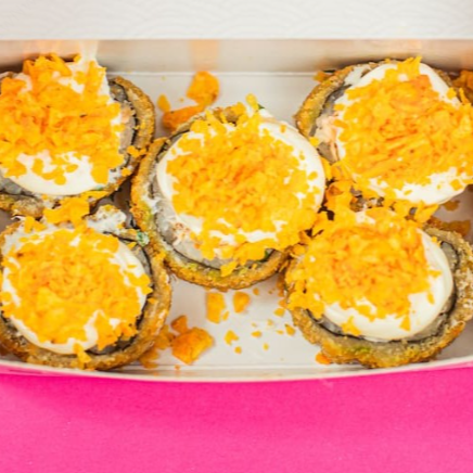 Enrolado de salmão, creme cheese, cebolinha, arroz japones, empanado na farinha panko e frito coberto por creme cheese e Doritos.