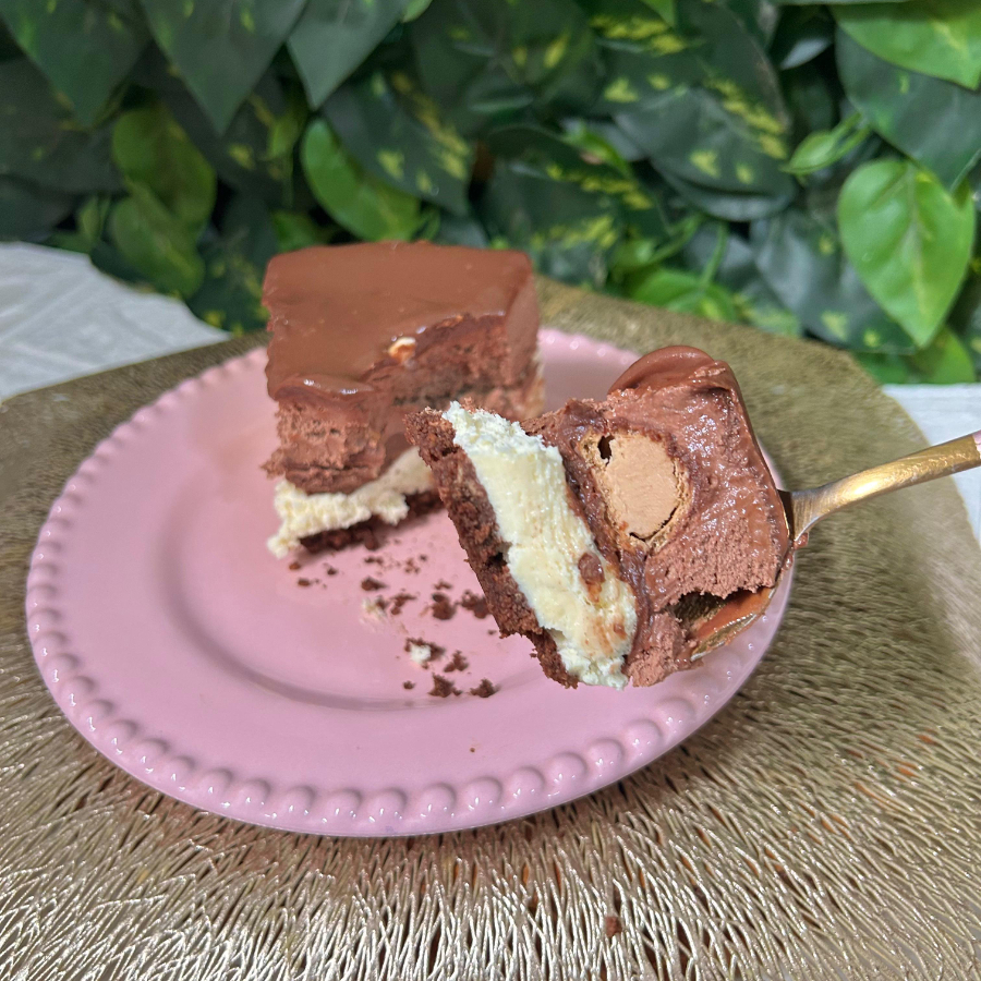 Casquinha amanteiga de biscoito e cacau crocante, recheado com mousse de chocolate branco, pedaços de Kinder, Nutella, mousse de chocolate meio amargo e ganache. Um combinação pros apaixonados por esse chocolate.