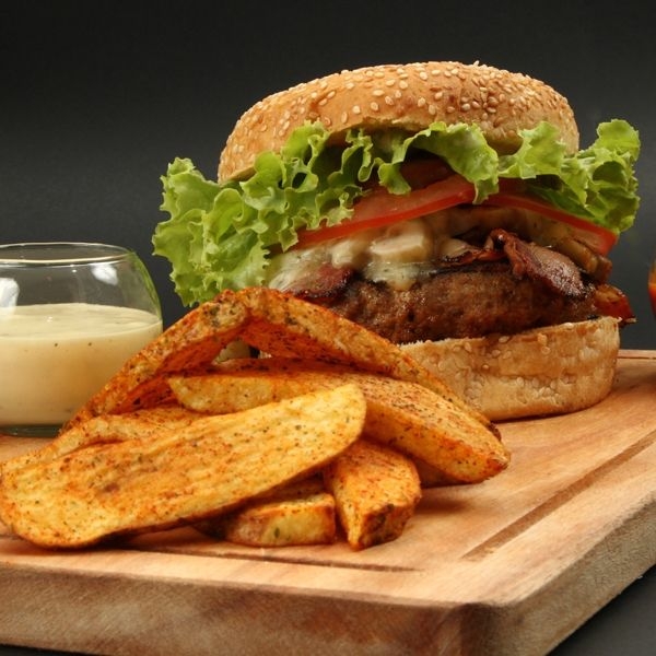 Hamburguesa con tocino papas y agua de 1 lt