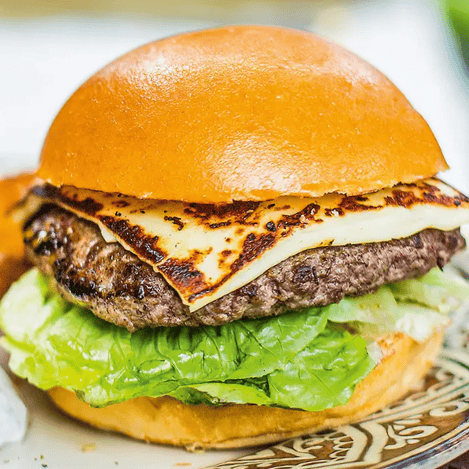Blend de 200g no Brioche, Queijo Coalho Grelhado na Chapa, Mel, Molho Especial Quero, Mussarela Derretida, Alface e Tomate Para Uma Combinação Surpreendente e Irresistível!
