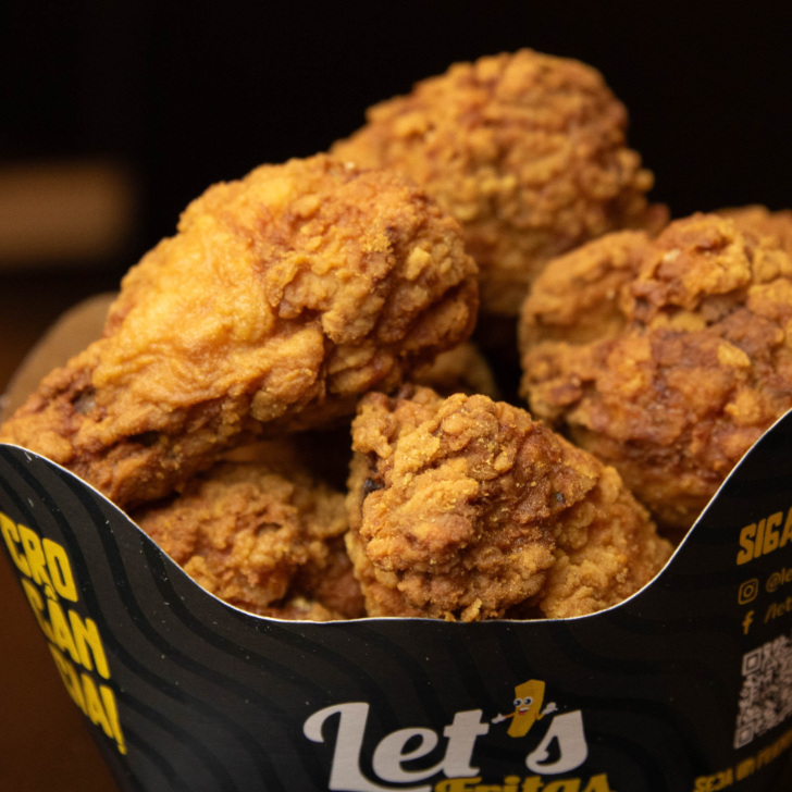 Porção com Coxinhas de frango crocantes tradicional ou levemente apimentada + 1 molho de sua escolha.