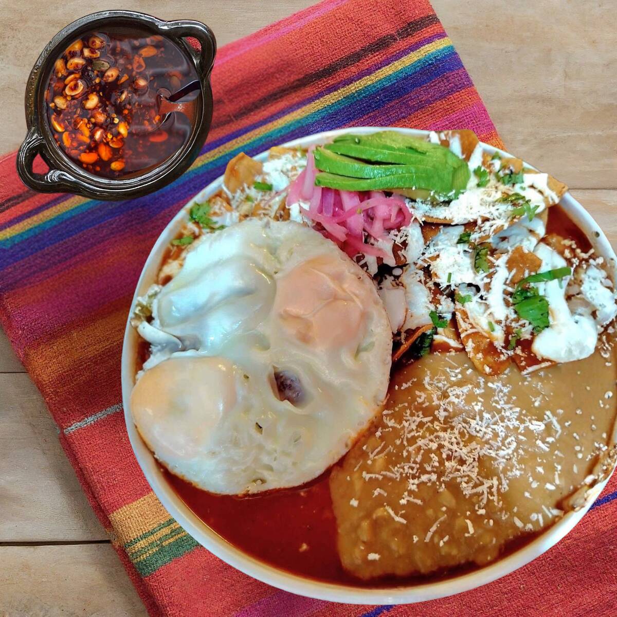 Chilaquiles con Huevitos