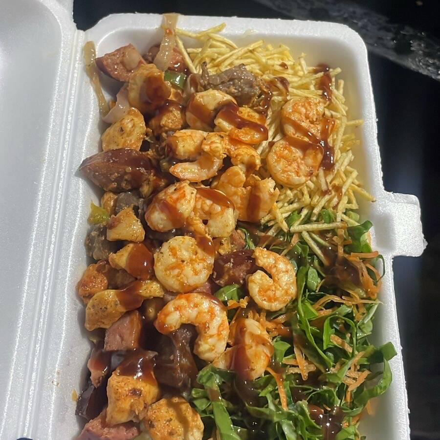 Pirão de aipim, carne do sol, calabresa, frango, salada e batata palha.