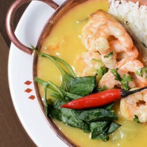 File de dourada , servido sobre creme de tucupi e camaroes rosa , acompanha arroz branco.