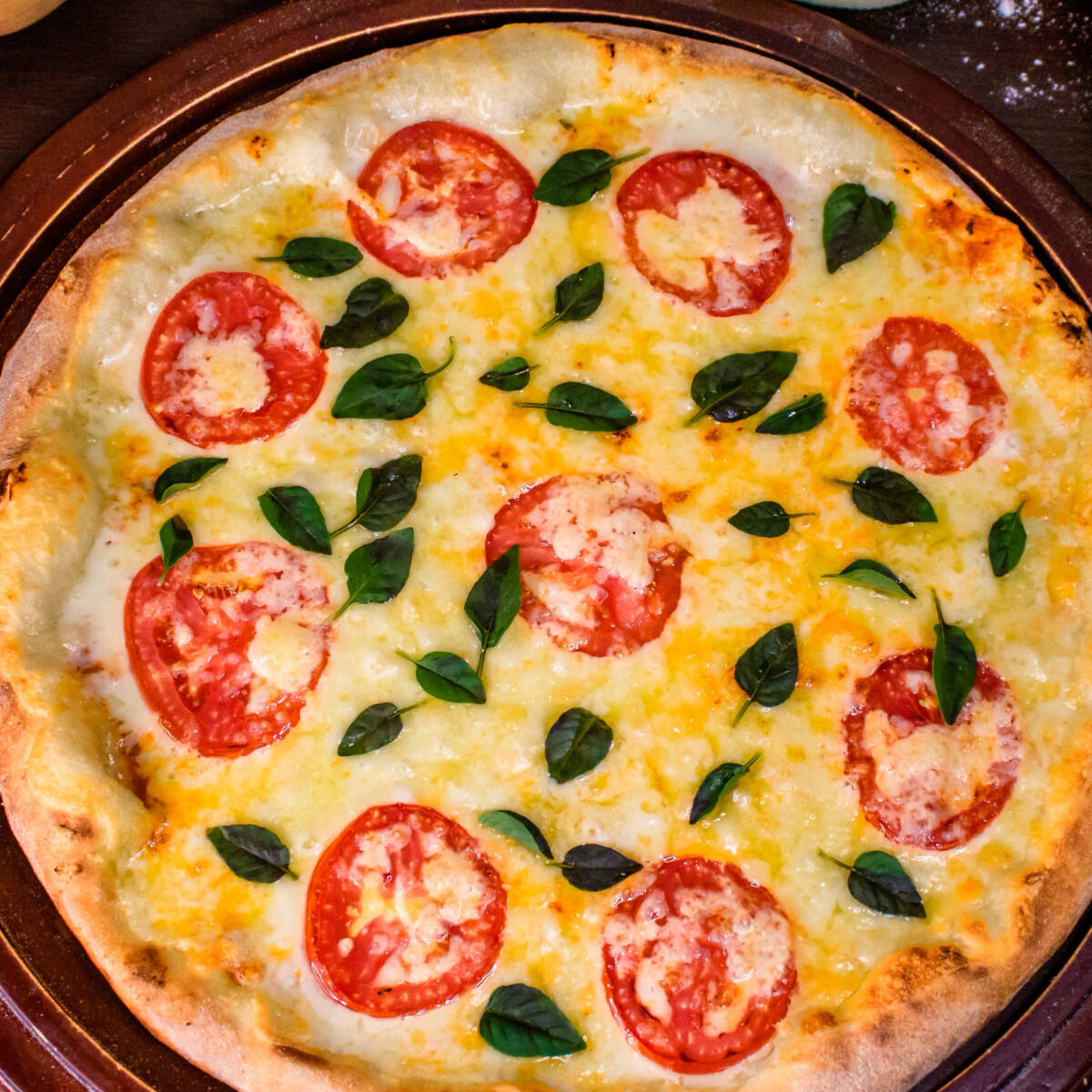 A rainha das pizzas! A simplicidade perfeita do nosso molho de tomate, mussarela de alta qualidade, rodelas de tomate e folhas de manjericão fresco. Leve, aromática e deliciosa.