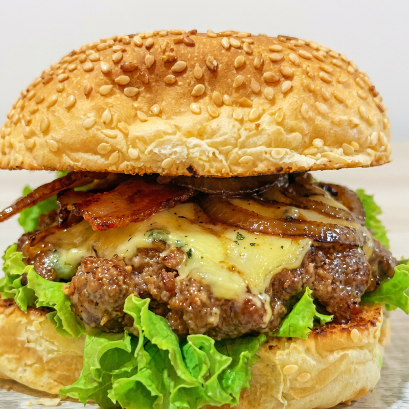 Pão amanteigado , carne, calabresa, queijo, salada.