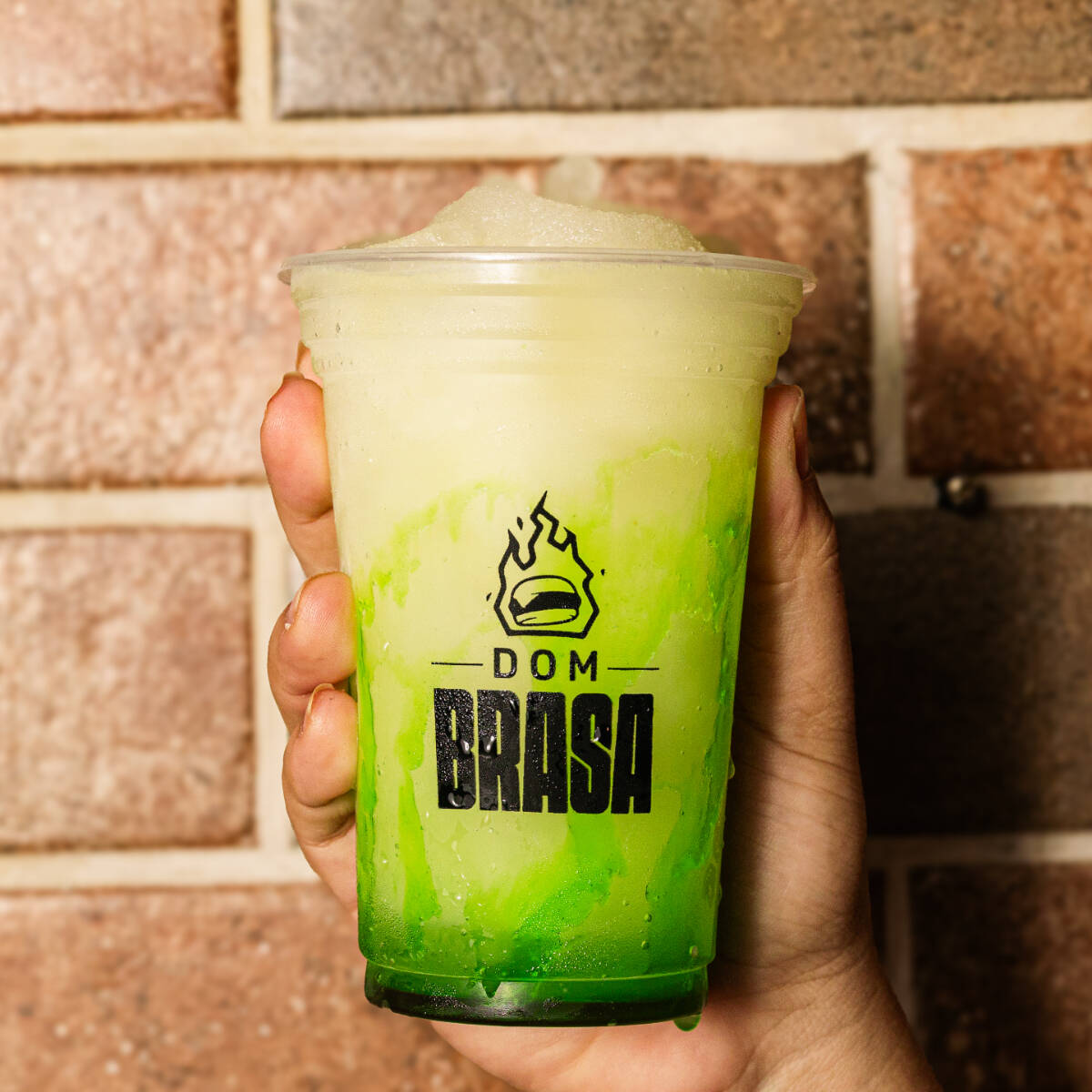 Experimente a explosão de frescor da nossa Limonada Suíça com Calda de Kiwi! Um sabor irresistível que combina o azedinho da limonada com a suavidade doce do kiwi. Uma bebida refrescante perfeita para qualquer momento!