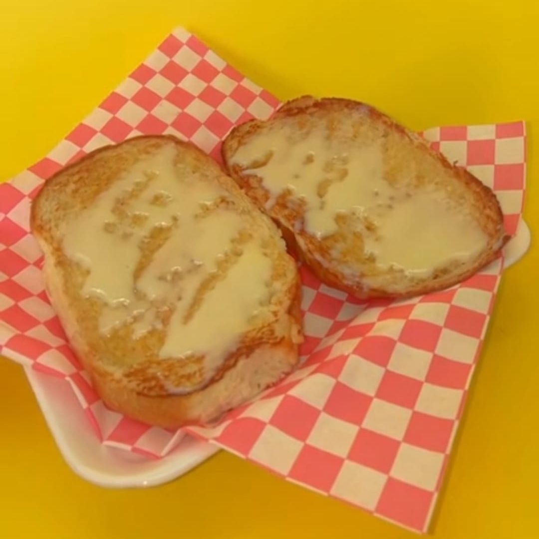 Postre pan con lechera y mantequilla