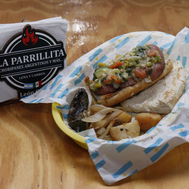 CHORIPAN AZTECA (CHORIZO ROJO/GUACAMOLE)