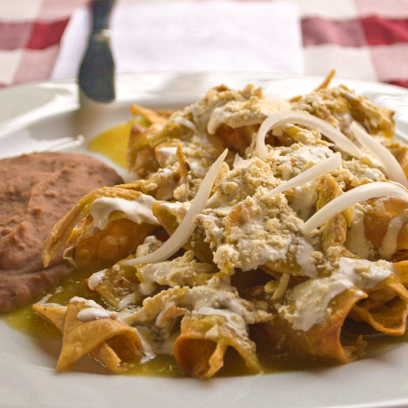 Chilquiles Chilangones más Bebida