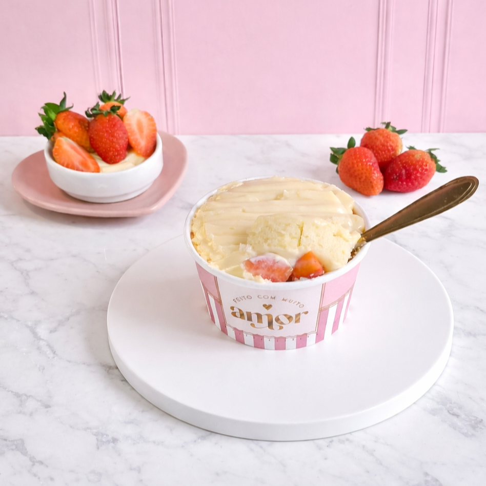 Nosso bolo de pote Ninho com morango montado com camadas de massa de bolo fofinho bem molhadinho, brigadeiro leite Ninho cremoso e pedaços de morango equilíbrio perfeito com muito sabor. Peso: 220gr