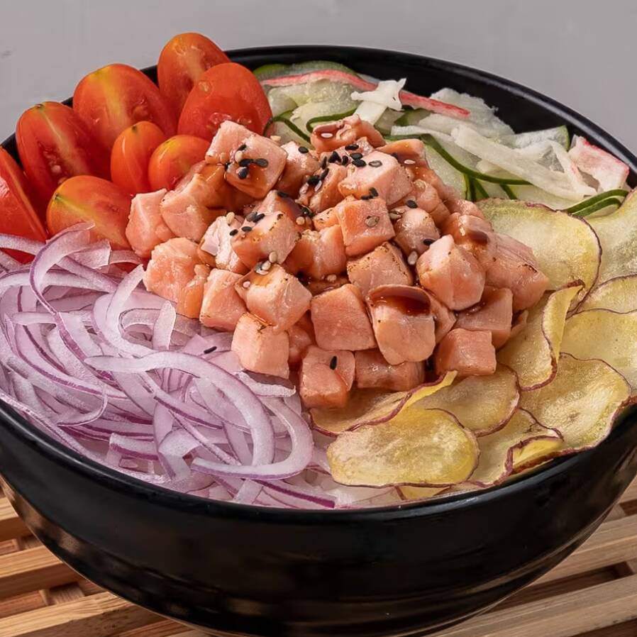 Base à sua escolha, salmão maçaricado, azeite trufado, chips de batata doce, cebola roxa, tomate cereja, sunomono (salada de pepino, kani e gergelim), shoyu, teriyaki e mix de gergelim.
Escolha a base do seu poke: Arroz japonês (shari) ou Salada!