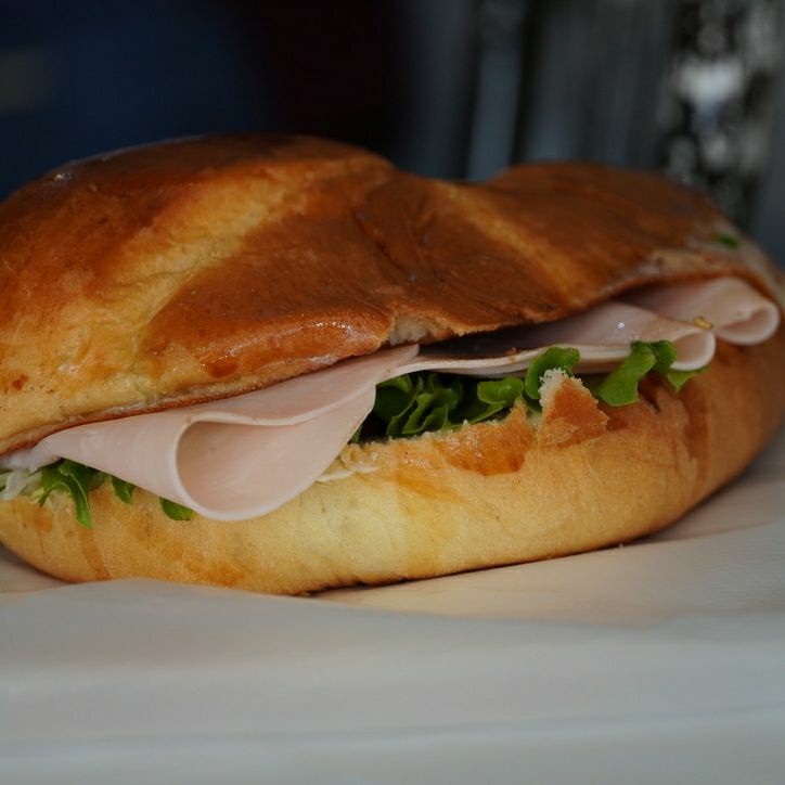 Cuernito de Tres Quesos con Jamón