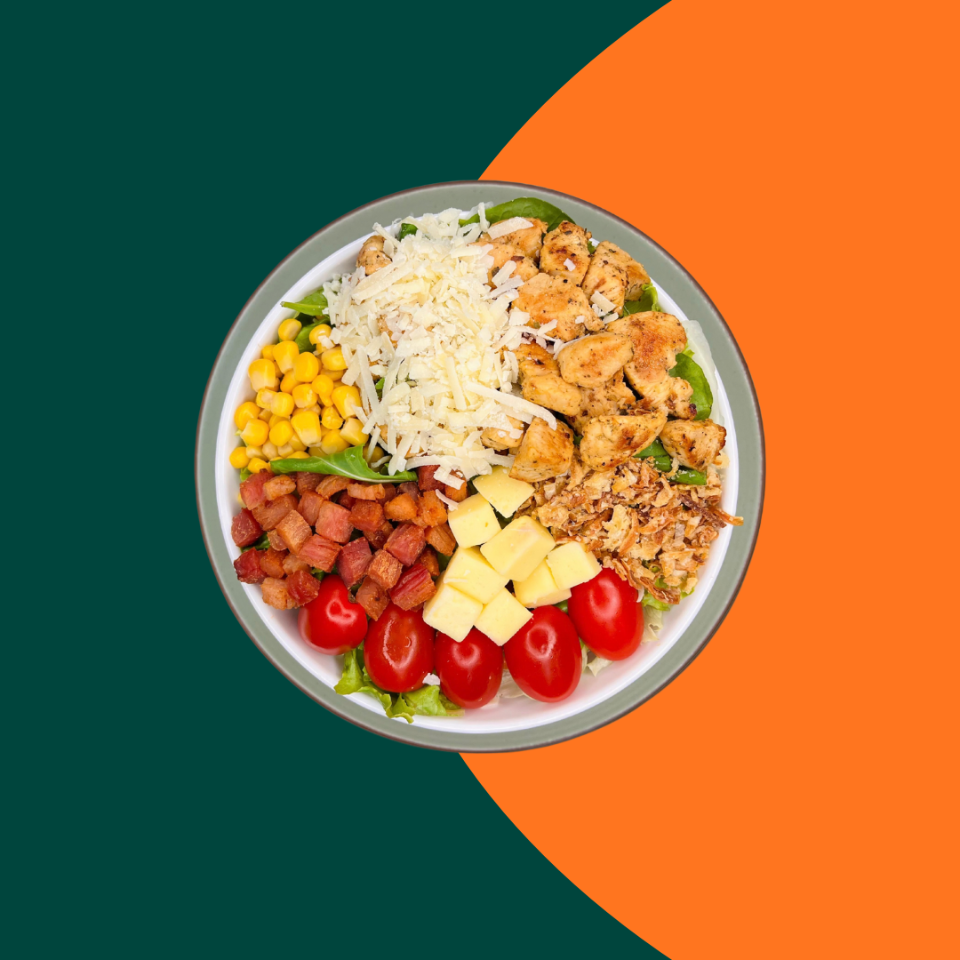 • Mix de alfaces (120G a 140G) • Frango grelhado 150G • Bacon em cubos 50g • Muçarela em cubos 30g • Parmesão ralado 40g • Milho 30g • Cebola crispy 30g