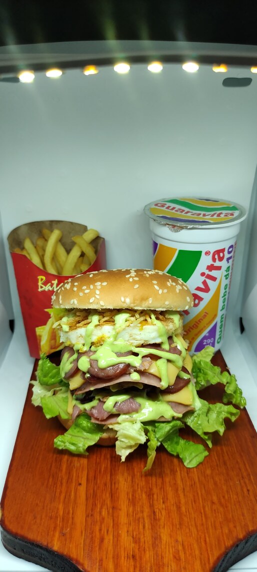 Ls Duplo ( Pão 2 carnes , 2 ovos , 2 queijos  , 2 presuntos  , calabresas , bacon , salada , batata palha , ketchup  e molho verde )+ Batata frita  + guaracamp