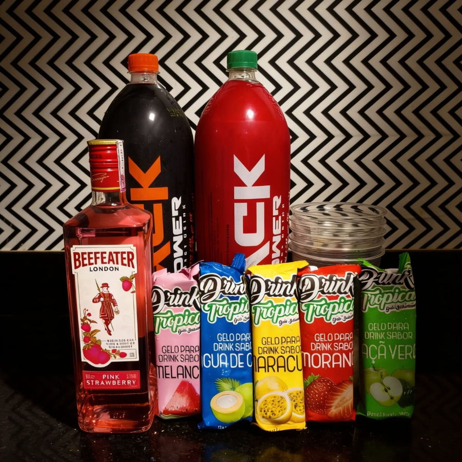Combo com 1 Gin Beefeater Pink 700 ml, conhecido pelo sabor suave, frutado e refrescante. Acompanha energético duplo de 2 litros cada, garantindo 1 energético a mais que a concorrência e muito mais rendimento para os drinks. Inclui 5 gelos saborizados, com 200 ml cada, ideais para manter a bebida gelada sem perder o sabor. O combo conta ainda com 5 copos descartáveis de 770 ml cada, perfeitos para servir drinks grandes e bem preparados.